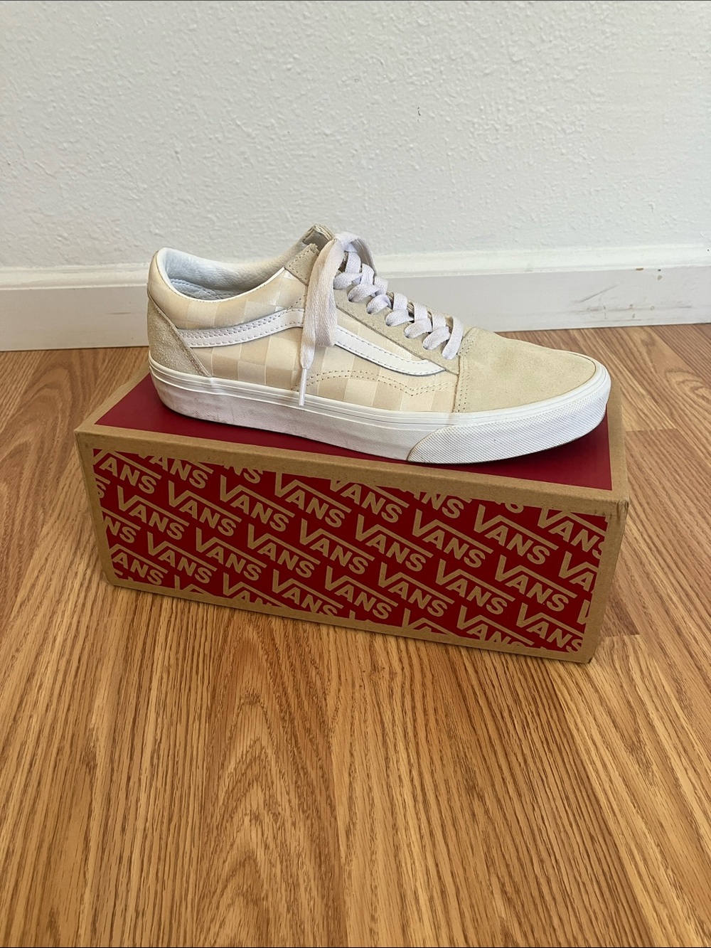Van's Classic Low-Top checkered Sneakers Cream and White size 9